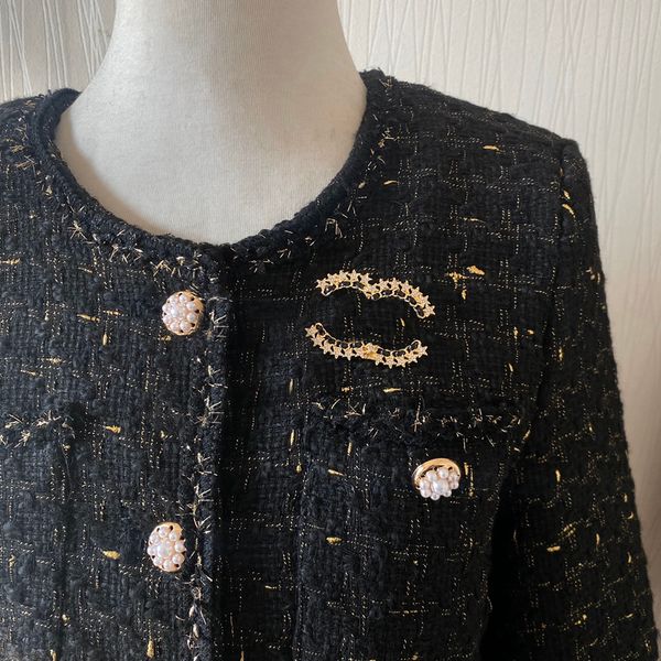 Lüks Kadınlar Altın Kaplama Bakır Tasarımcı Broş İnci Pin Giyim Marka Mektubu Elmas Broşlar Yüksek Kaliteli Erkek Kadın Düğün Takım Pin Mücevher Aksesuarları