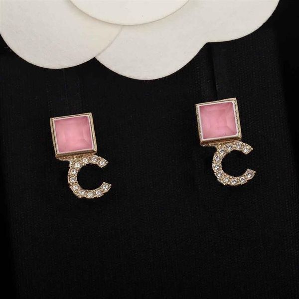 2022 Brincho de cravo de charme de alta qualidade com formato quadrado e palavras design de forma rosa contas de cristal brilho para mulheres casamento 287c