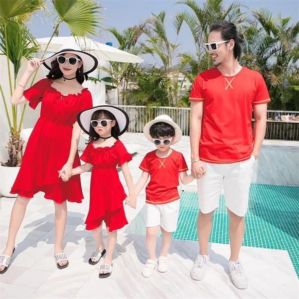 Outfit Famiglia abbinando abiti vestiti estate madre abito rosso look papà figlio maglietta cortometraggi 220915