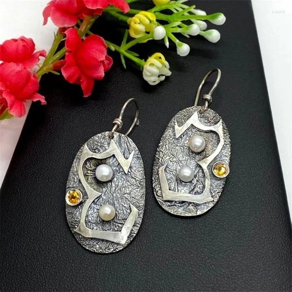 Dangle Ohrringe Persönlichkeit mit weißen Imitation Perlen Ohrring Vintage Silber Farbe Metall Ovales Schnitzmuster für Frauen
