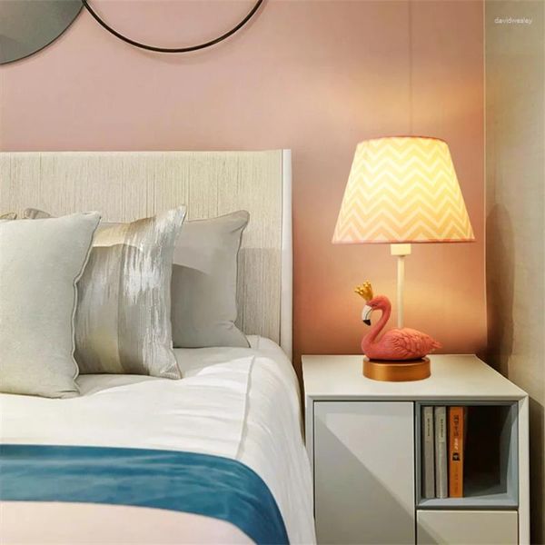 Lampade da tavolo Cartoon Carunone Pink Flamingo Studio lampada da letto camera da letto Nordic Resin Fabric Decor Desktop Lights Fishtures