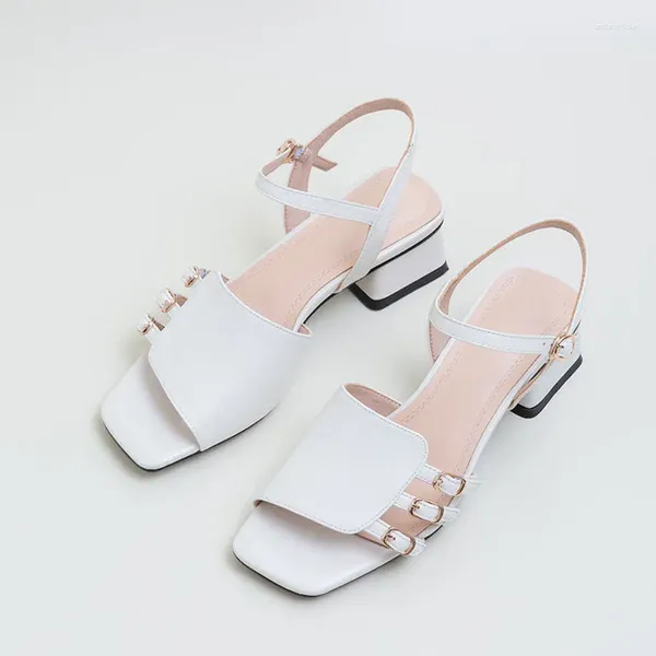 Kleidungsschuhe 2023 Mode elegante Peep-Toe Nicht-rutschfeste Frauen weiche PU Leder Square Heel Sommersandalen Schnalle Gurt hohl