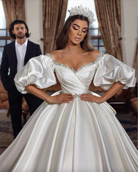 Günstige A-Linie-Brautkleider eleganter Off-Shoulder Perlen Satin Hochzeitskleid Ruched Custom Made Sweep Zug Brautkleid