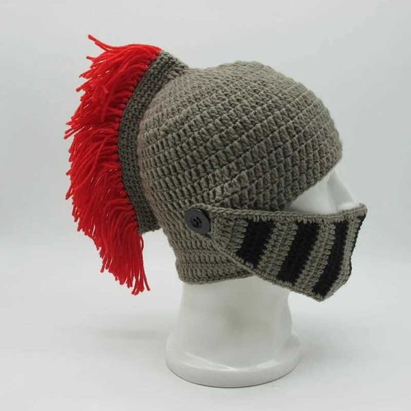 Neue Winter handgefertigte lustige Hüte cooler rotes Quasten Roman Knight Helm Maske Beanies Cosplay Caps Herren Frauen -Knebel -Party Geschenke