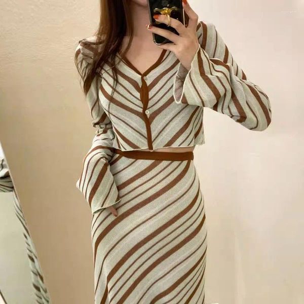 Trabalho Vestidos de trabalho Cardigan de malha em V Tops Slim Stripe Skirt Long Suits Elegant Fashion 2 Pcs Conjunto 2023