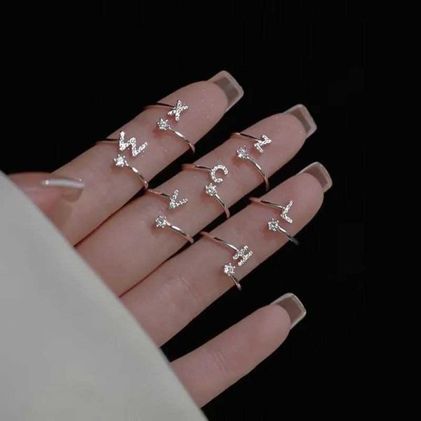 26 Buchstabe Ring Frauen High-End-Gefühlsring Mode und einstellbarer Ringgitter Red Zirkon offener Ring