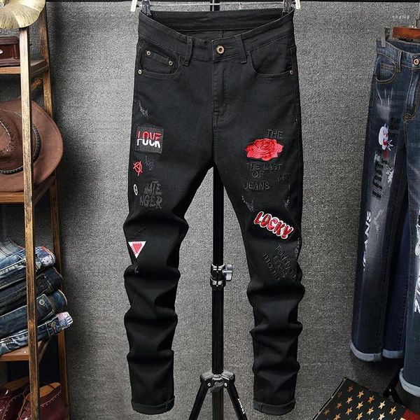 Jeans maschile 2024 cool maschi slim fit pat patchwork maschio denim casual pantaloni di fiori rossi ricamati tasca
