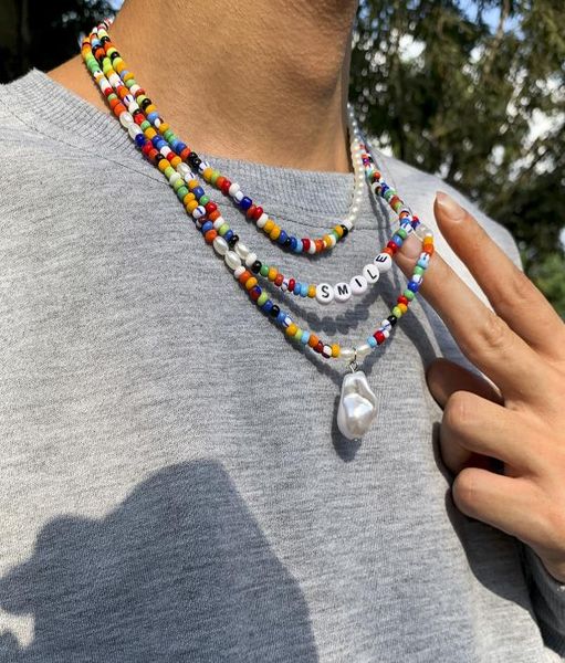 Accessori europei e americani laureati da tennis Collana da uomo con lettere di perle irregolari stile boho piegate con perline di riso colorate an3480339