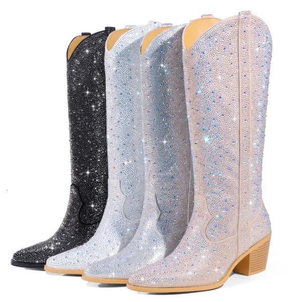 Stivali al ginocchio con rivetti ricamati 43 Stivali da donna a punta con strass Stivali in pelle con cuciture per auto Chelsea Boot Sfilata di moda Stivali lucidi 231225