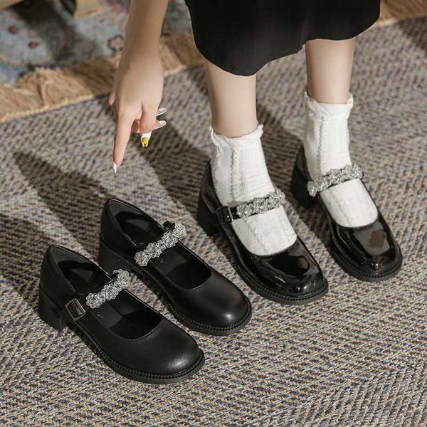 Sapatos de vestido JK Patente de couro respirável saltos altos frisados ​​pequenos sapatos de couro comutando antiderrapante mulheres únicas finas e longas pernas