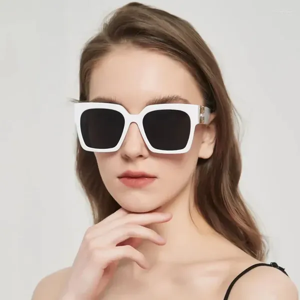 Occhiali da sole Donne di lusso Fashion Vintage Brand Designers Glasses VMU 04U WOMENS con scatola originale