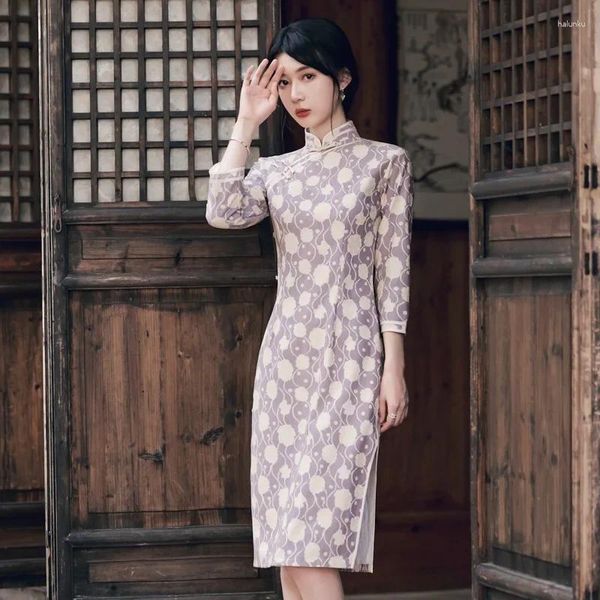 Ethnische Kleidung 2023 Herbst Elegante lila Print Blume Schlanker chinesischer traditioneller Cheongsam Damen Retro -Knopf verbesserte Qipao Kleiderparty