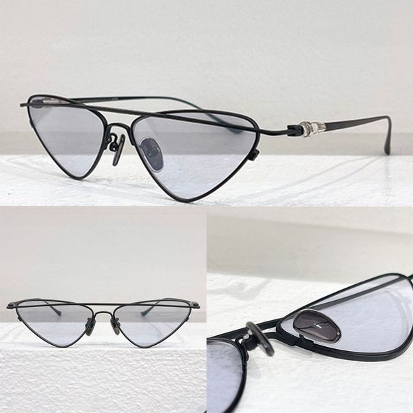 Luxuriöse Designer-Sonnenbrille für Herren und Damen aus Metall in Katzenaugenform, hochwertiger Metallrahmen mit umgekehrtem Dreiecksrahmen und gemustertem Logo CH8255 beim Fahren im Freien