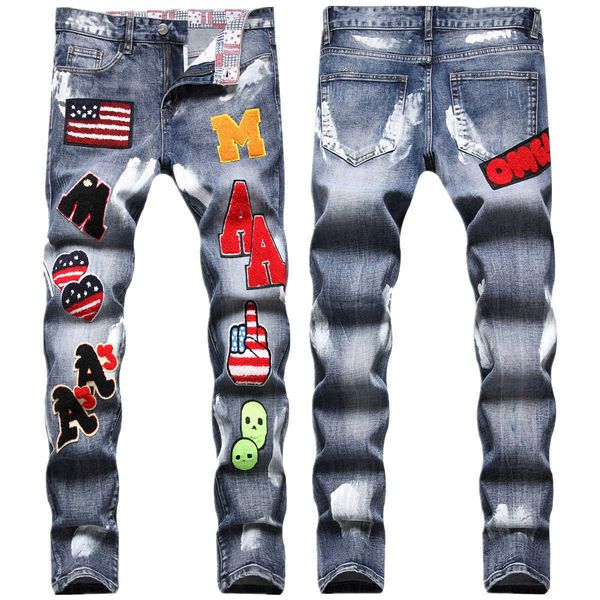 Designer Wind Jeans para homens com buracos rasgados no outono e inverno Novos emblemas bordados pintados à mão Pequeno tubo reto Slim Fit Trend Calças de mendigo