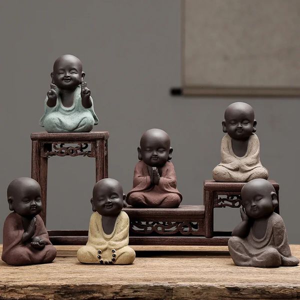 Buddha Statuen kleine Mönch Farbe Sand Keramik Home Club Geomantische Dekoration Lila Sandfiguren Tee Pet L9 231225