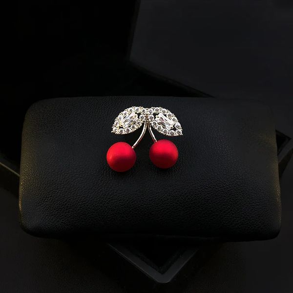 Pins broches requintado pequeno broche de cereja high-end mulheres vermelho fruta decote pino terno camisola acessórios strass jóias presentes de casamento 231222