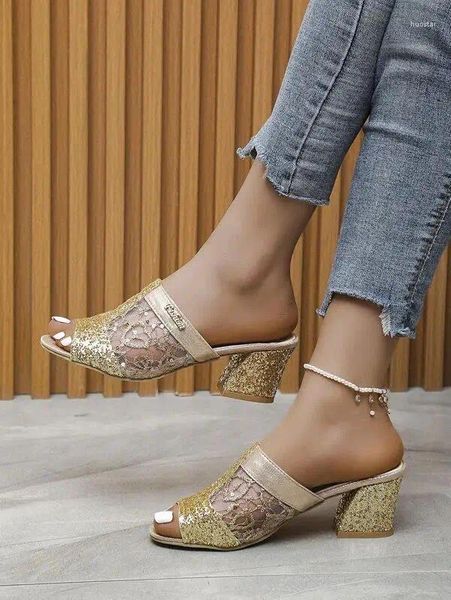 Slippers do lado de fora usam fêmea de verão legal nos sapatos femininos de 2023 mostram branco de espessura com lantejoulas de sandálias abertas m