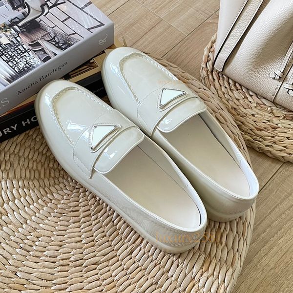 Mocassins sapatos casuais de couro patente apartamentos designer triângulo metal decoração homens mulheres camurça casual vestido sapatos preto envoltório-toe chinelos branco