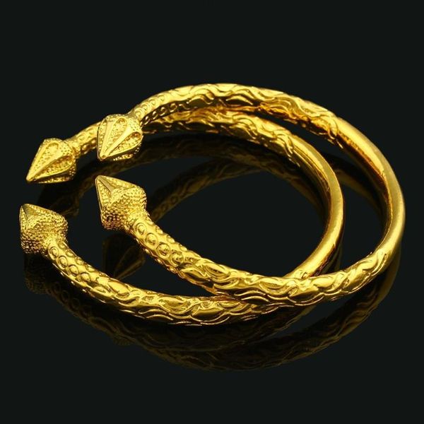 Neu angekommen afrikanische Dubai Mode Öffnen 22K Gelbgold GF Armreifen eingraviertes trendiges Musterarmband 2 Stück Schmuck Whole247e