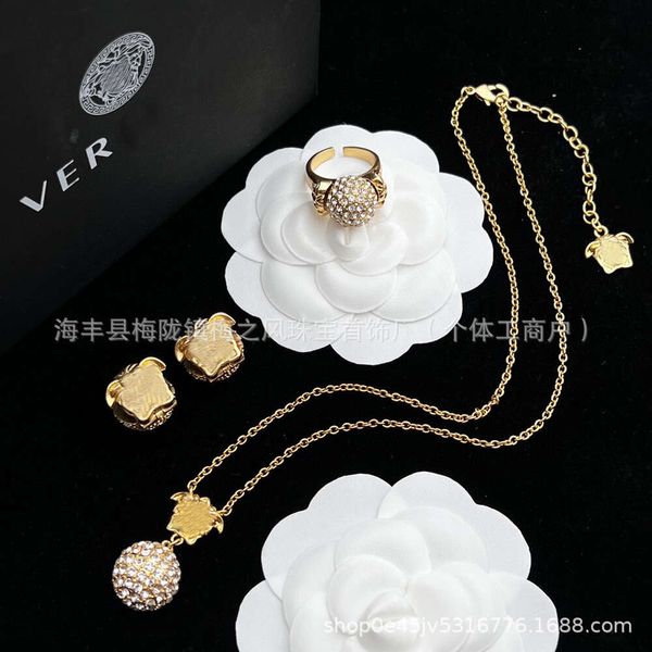 Дизайнерские вершины Versages Jewelry Fan Jia 2023 Новое полное бриллиантовое ожерелье Медузы с латунным браслетом эмблемы и серьгами для головы человека