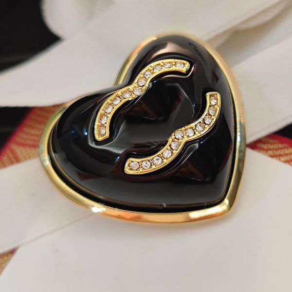 Fascino Donna Ama Spilla di design Pin Marchio Lettera Design Spille Perni incrociati Oro Argento Gioielli in rame Spilla in cristallo di perle Abito per festa di nozze Regalo di compleanno