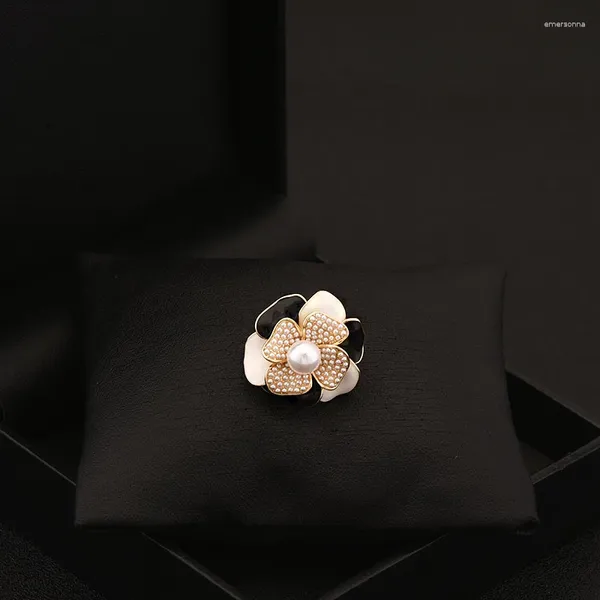 Broschen klassische Stil Camellia Pearl kleiner Broschen Accessoires Ausschnitt Anti-Exposition Blume Pin Frauenanzug Halsband Schnallen Schmuckgeschenke