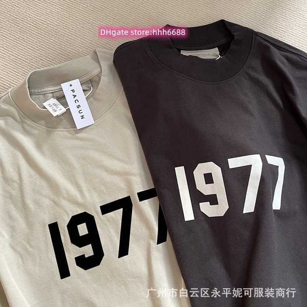 2024 Neue T-Shirts für Männer und Frauen Nordamerikanische High-Street-Modemarke Fears Essentialtshirt Aeg Thread 1977 Digital Flocking Short Sleeve Simple Loose Larg Ctr8