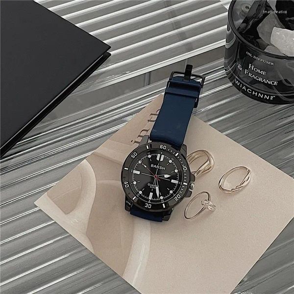 Relógios de pulso Esporte de moda Round Quartz Luxo Dial de luxo Casual Watch Strap Relógio de Relógio Motivo Relógio Água de Varrogueiro para Homens