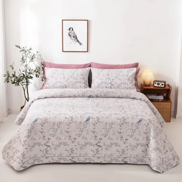 Flores acolchoadas de algodão Padrões de pássaros Padrões de cama Cordeira Tamanho da capa de cama 245x250cm Pão de cobertor de colcha 231222