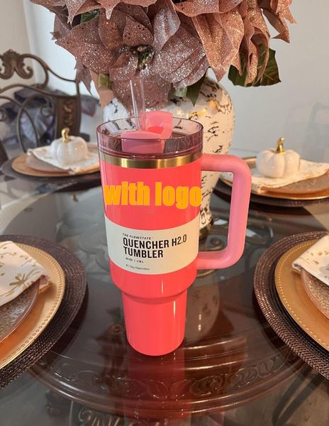 Hot PINK Flamingo 40 onças Quencher H2.0 Canecas de café Copos de acampamento ao ar livre Viagem Copo de carro Copos de aço inoxidável com alça de silicone Presente de dia dos namorados