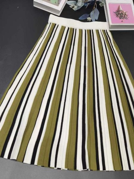 Abiti da lavoro Donne Stripes Gonna elastica in vita Midi o motivazione geometrica jacquard o scollo a maniche lunghe set femminile