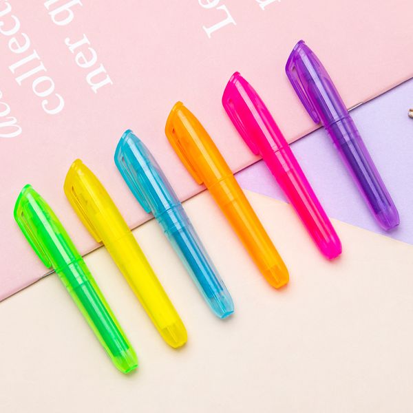 Pennarello fluorescente per studenti creativi che segna penne