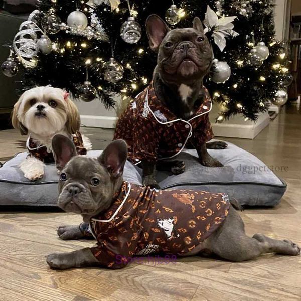Giyim Tasarımcı Giysileri Lüks Köpek Pijamaları Klasik Mektup Desenli Yumuşak İpek Kuru Twolegged Slearwear gömlek Bulldog Cats A7 için tüm Sezon Pet Loungewear