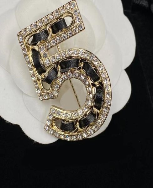 Spilla di lusso da donna da uomo con marchio di marca Spilla in oro 18 carati placcato con strass Gioielli Spilla con fascino Highend in vera pelle Pin Christ8217854