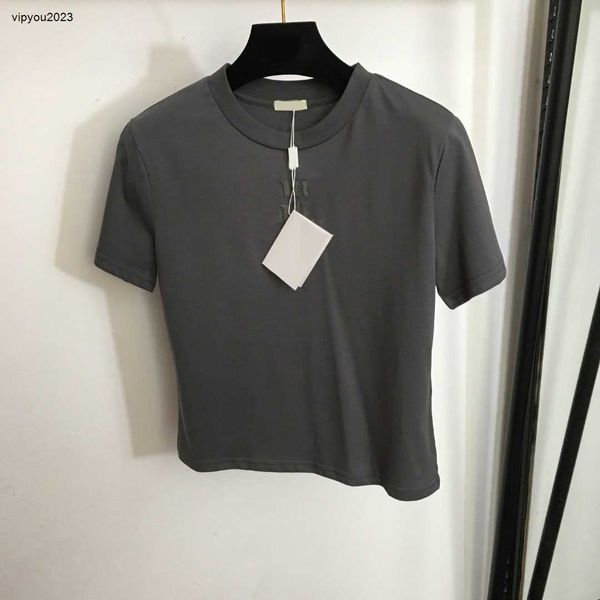 luxuriöse Frauen T -Shirt -Marke Kleidung für Sommertops Mode bestickter Brief Schlanker Kurzarm auf der Brust 25. Dezember