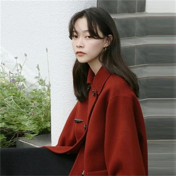 Damenjacken Herbst Winter 2023 Koreanische Version des vielseitigen Hornknopfes Rot Hepburn Stil Kleine Figur Wollmantel Frauen