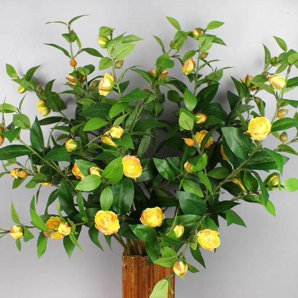 Fiori decorativi Camelia singola artificiale Foglie finte Fiore di seta Decorazione di nozze simulata Espositore per tavolo da pranzo