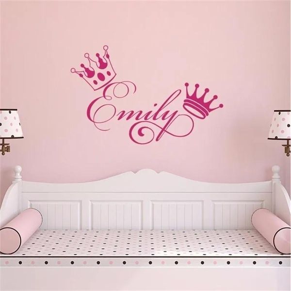 Adesivi Ragazze Nome Decalcomanie da muro Adesivo personalizzato Corona Baby Girl Nursery Decal Camera da letto Rimovibile Dolce Decorazione Art Stickers S156 211