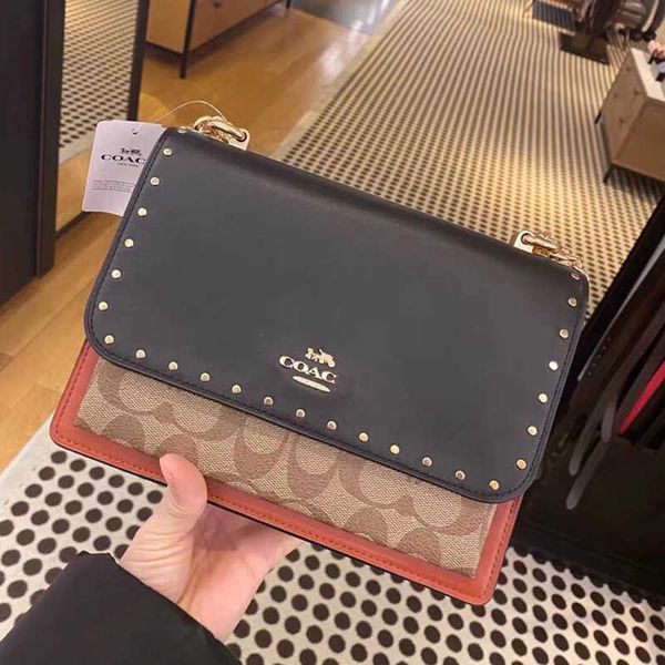 nuove immagini borsa con patta con rivetto quadrato piccolo diagonale con catena in pelle a fiore vecchio e una spalla femminile