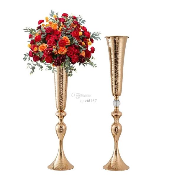 Decoração com textura única, vaso de flores de metal dourado, mesa de decoração moderna, peças centrais para casamento