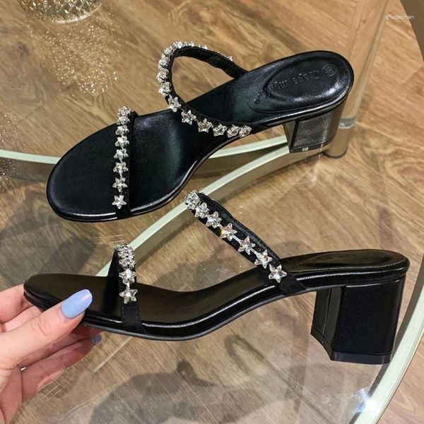 Chinelos 2023 Ins Sapatos Senhoras Sparkle Crystal Slides Mulheres Ao Ar Livre Flipflops Dupla Banda Estreita Mujer Sandálias de Salto Alto