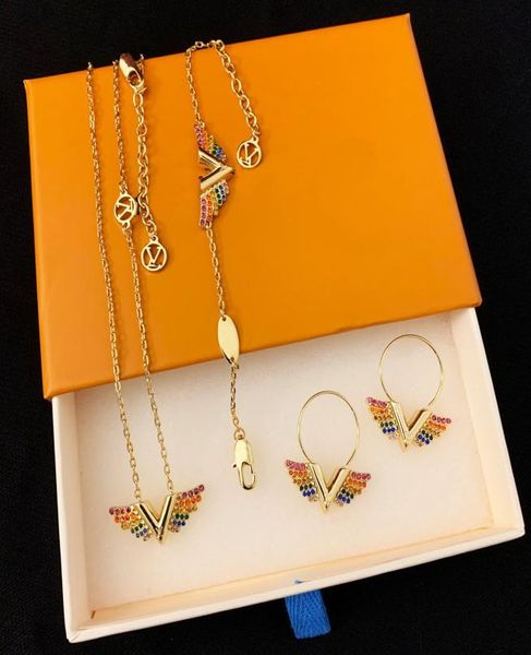 Mücevher Seti Lady Women Pirinç Çok Madenli Kristal Temel V California Dreaming Wings Vshaped 18K Altın Kolye Bilezik Earr4884439