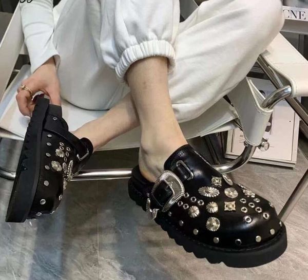 Toga feminina moda luxo fundo grosso com fivelas rebites peças de metal punk vento preto sandálias planas serrilhadas casual envoltório cabeça meia chinelos 35-40 sapatos da moda 6746