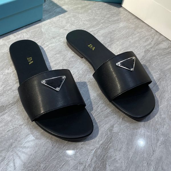 İtalya lüks moda kadın tasarımcı terlik klasik üçgen tabela düz taban anti -slip kapalı banyo terlik lüks orijinal deri yuvarlak kafa marka sandalet