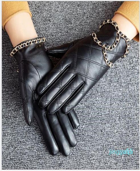 2022 neue Modedesigner-Leder-Halbfingerhandschuhe Damen039s Schaffell-Motorradhandschuhe undichte Finger kurze Feder und aut3404983