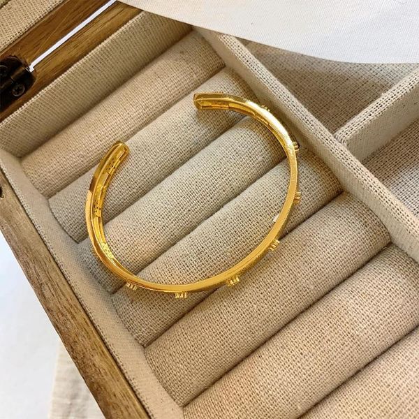 Bracciale rigido con temperamento vintage, placcato in oro 18 carati, design di nicchia, braccialetto di apertura per accessori per gioielli da donna