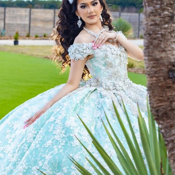 Abiti stile Quinceanera verde chiaro con spalle scoperte 2024 Abiti da principessa con applicazioni di perline dolci 16 Vestido De 15 Anos