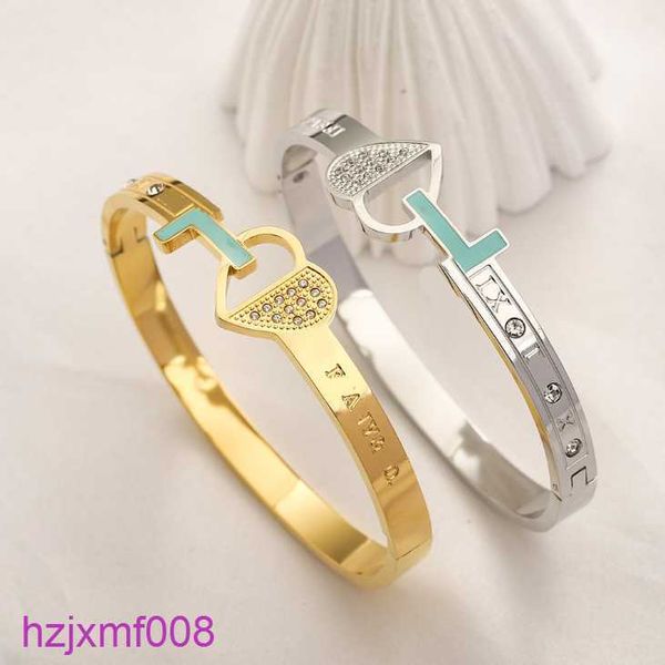 W60l charme pulseiras luxo bangle designer manguito 18k banhado a ouro pulseira de metal marca 2023 presente coração para mulheres moda amor jóias por atacado