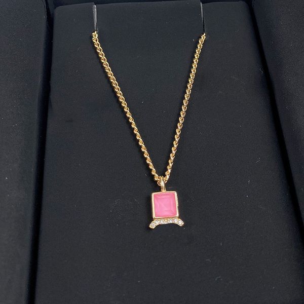 Joyería de Francia Diseñador de marca Collar de latón de lujo Clásico Doble letra con incrustaciones de diamantes de imitación Gran colgante de circón rosa Mujeres Collares con dijes Hermana Regalo de moda