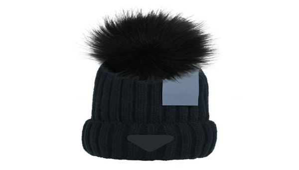 P2022 Ucuz Bütün Beanie Yeni Kış Kapakları Örme Şapkalar Kadın Bonnet Kalın Beanies Raccoon Kürk Pompomlar Sıcak Kapaklar Pompon Hats2989979